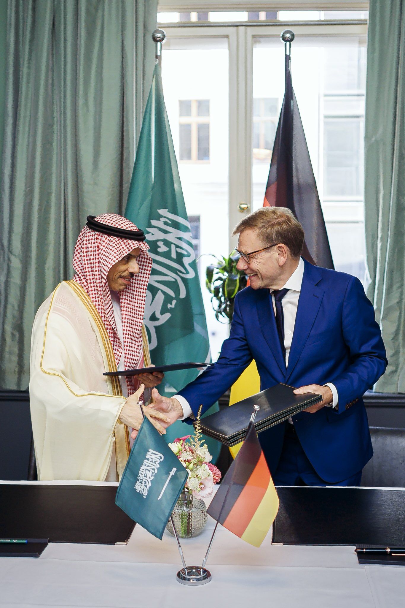 Suudi Arabistan ve Almanya'dan Hürmüz Boğazı çağrısı