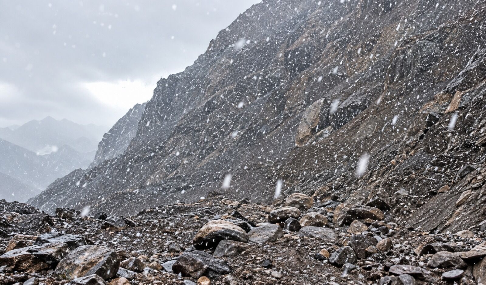 Hakkari-İran sınırında yılın ilk karı yağdı