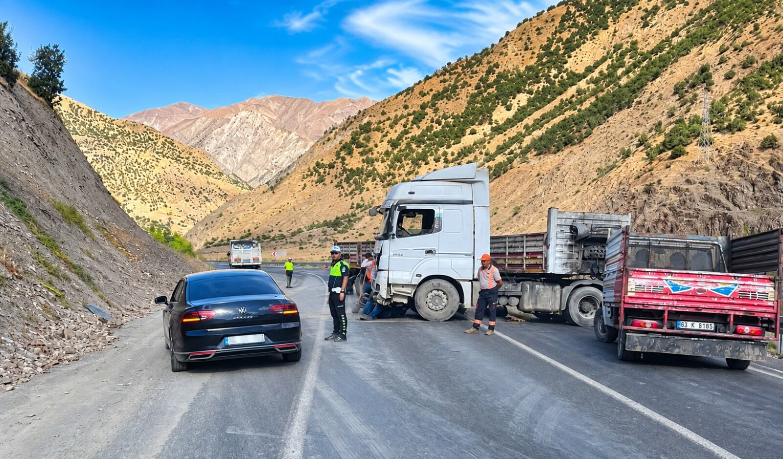 Hakkari-Van karayolunda trafik kazası: TIR bariyerlere çarptı