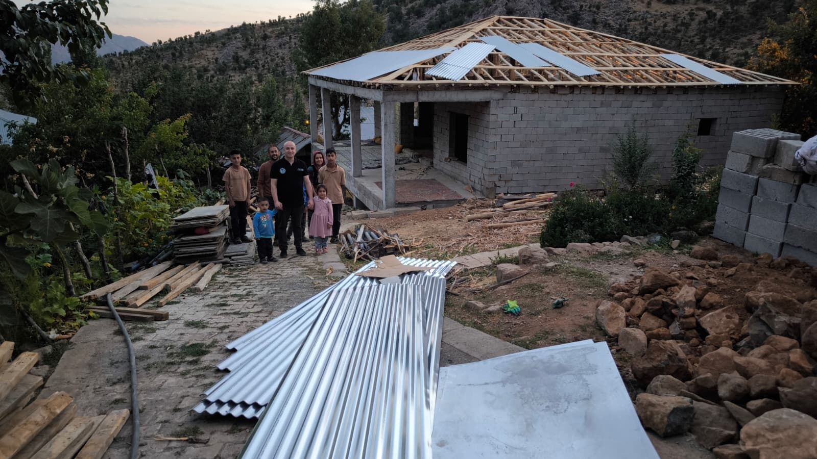 Hakkari’de engelli ailenin yıkılan çatısı yenilendi
