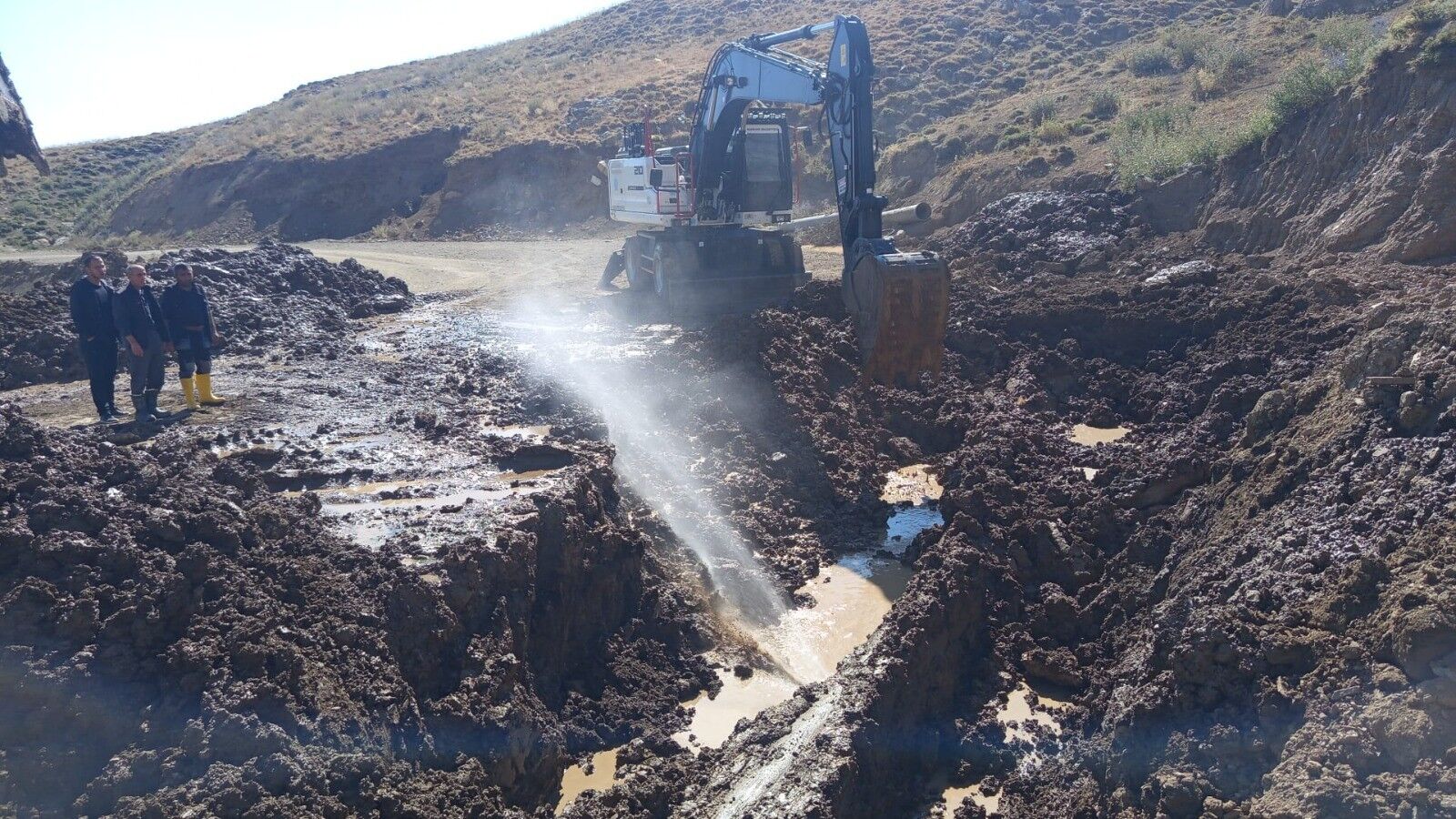 Hakkari’nin yüksek kesimlerinde zorlu su hattı mesaisi