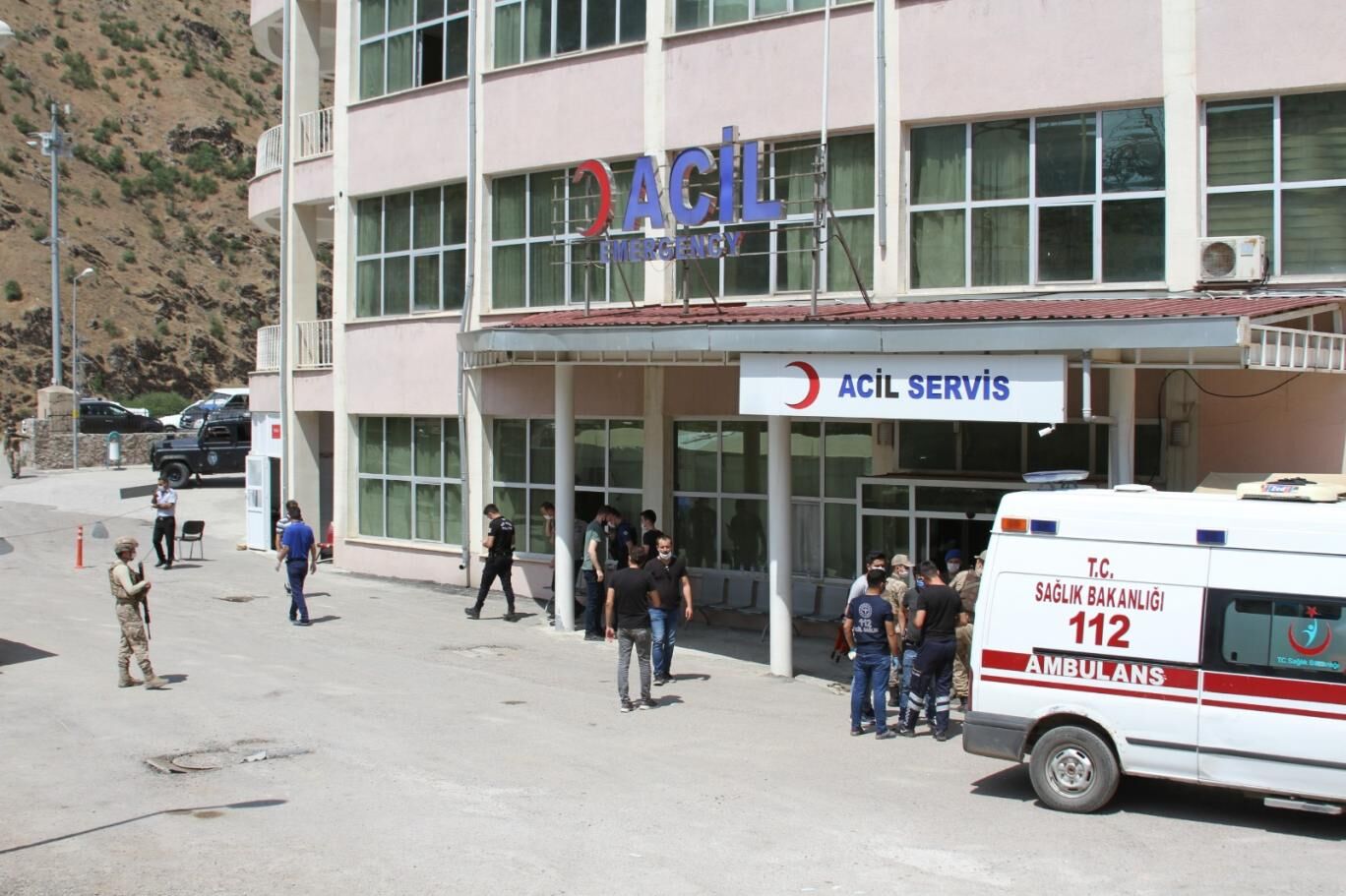 Hakkari’de üçüncü katın balkondan düşen F.Ş. hastaneye kaldırıldı