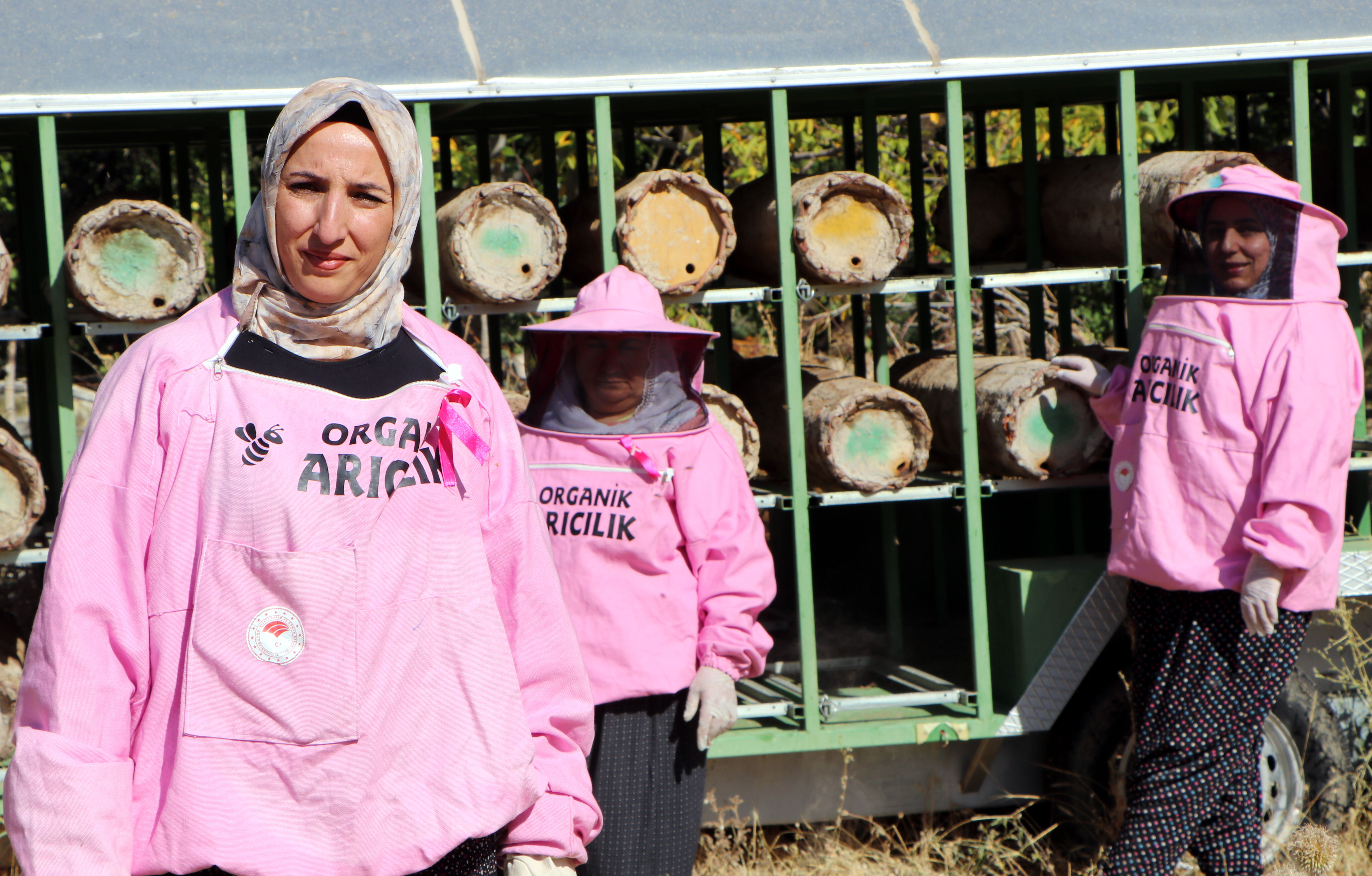 'Pembe maskeli’ kadın arıcılar hasada başladı