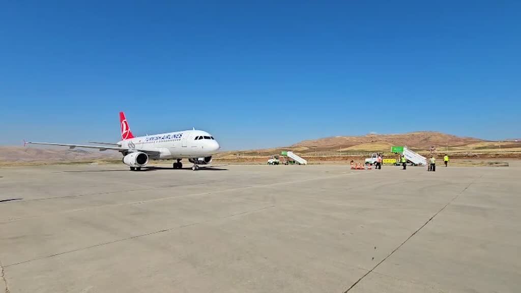Yenilenen Siirt Havalimanı'na ilk yolcu uçağı indi