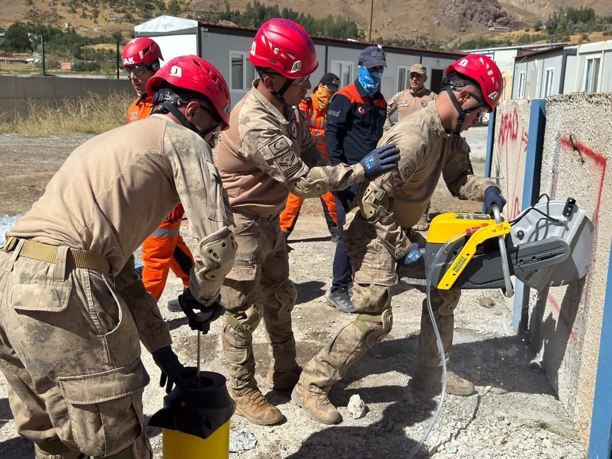 Hakkari’de JAK ekiplerine enkazda arama kurtarma eğitimi