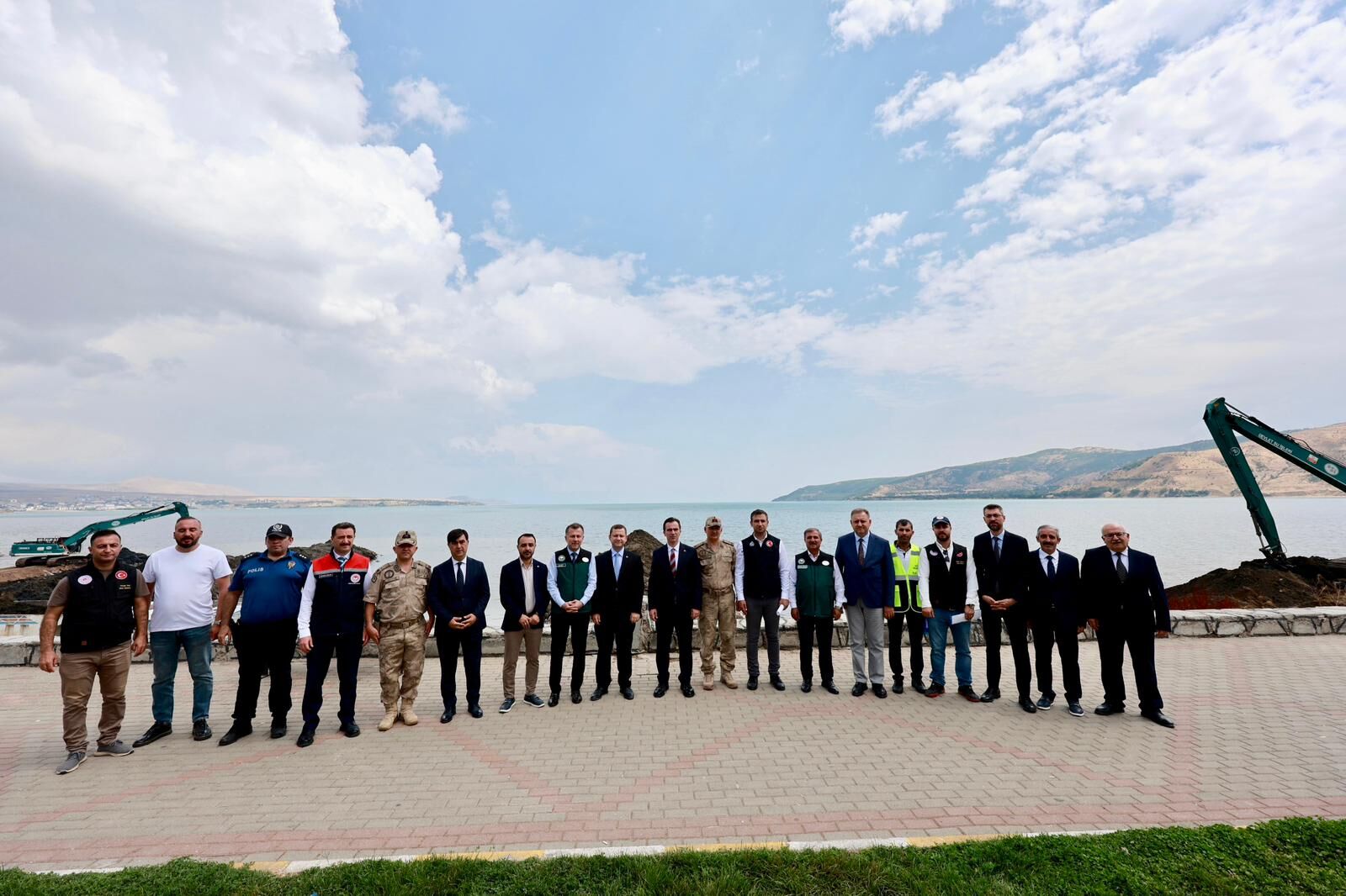 Van Gölü'nde dip çamuru temizliği sürüyor