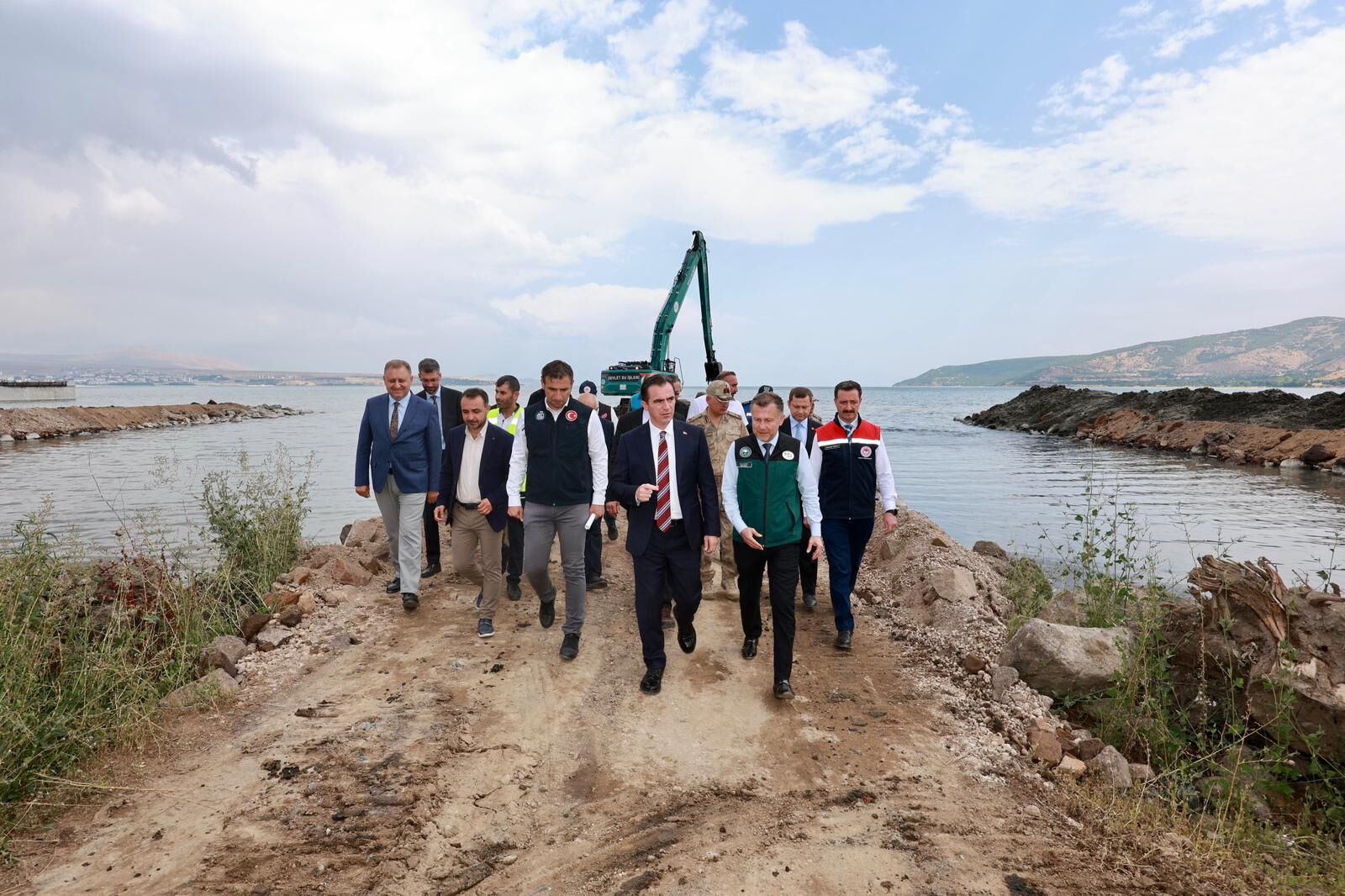 Van Gölü'nde dip çamuru temizliği sürüyor
