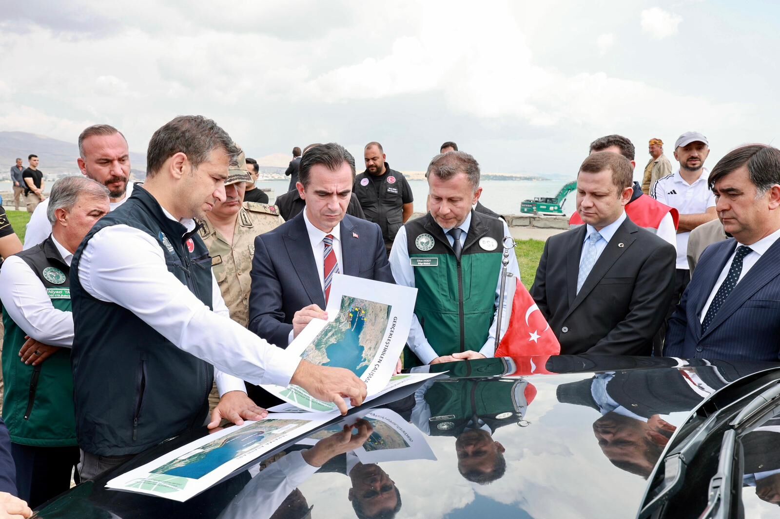 Van Gölü'nde dip çamuru temizliği sürüyor