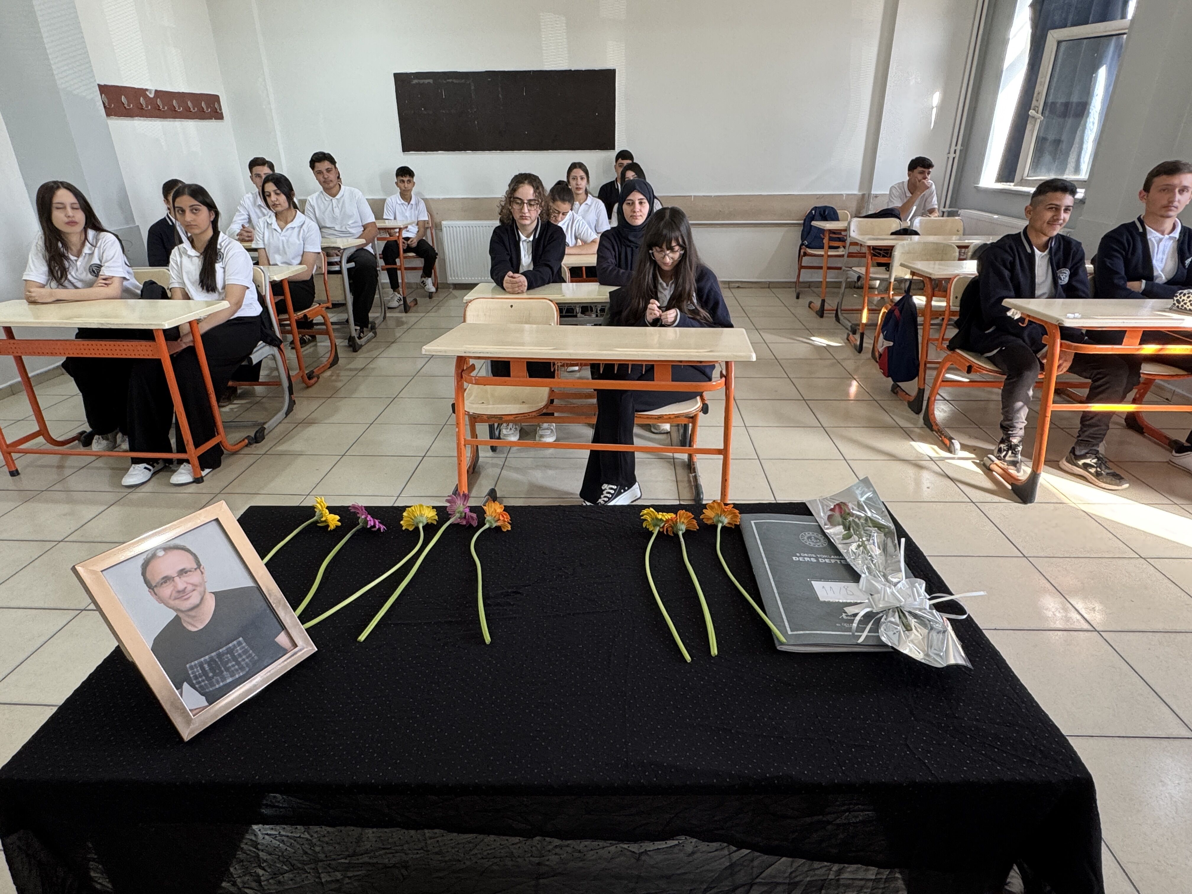 Yüksekova'da hayatını kaybeden fizik öğretmeni görev yaptığı okulda anıldı