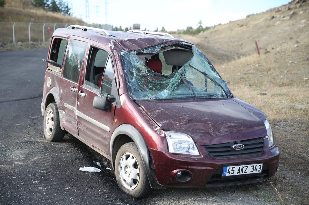 Kars'ta iki araç çarpıştı: 3 kişi yaralandı