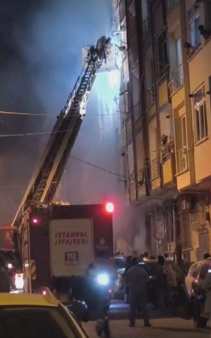Esenyurt'ta 5 katlı binada yangın: 3 kişi kurtarıldı