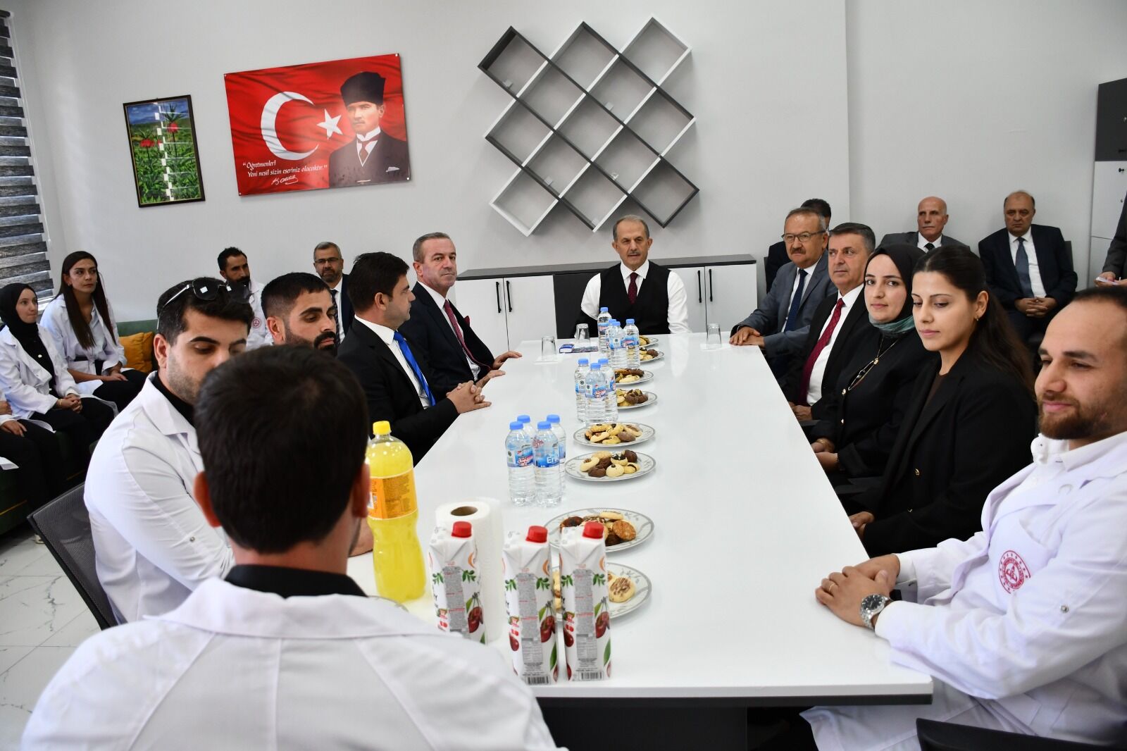 Hakkari Akçalı'da yen okul ve ilk ders heyecanı