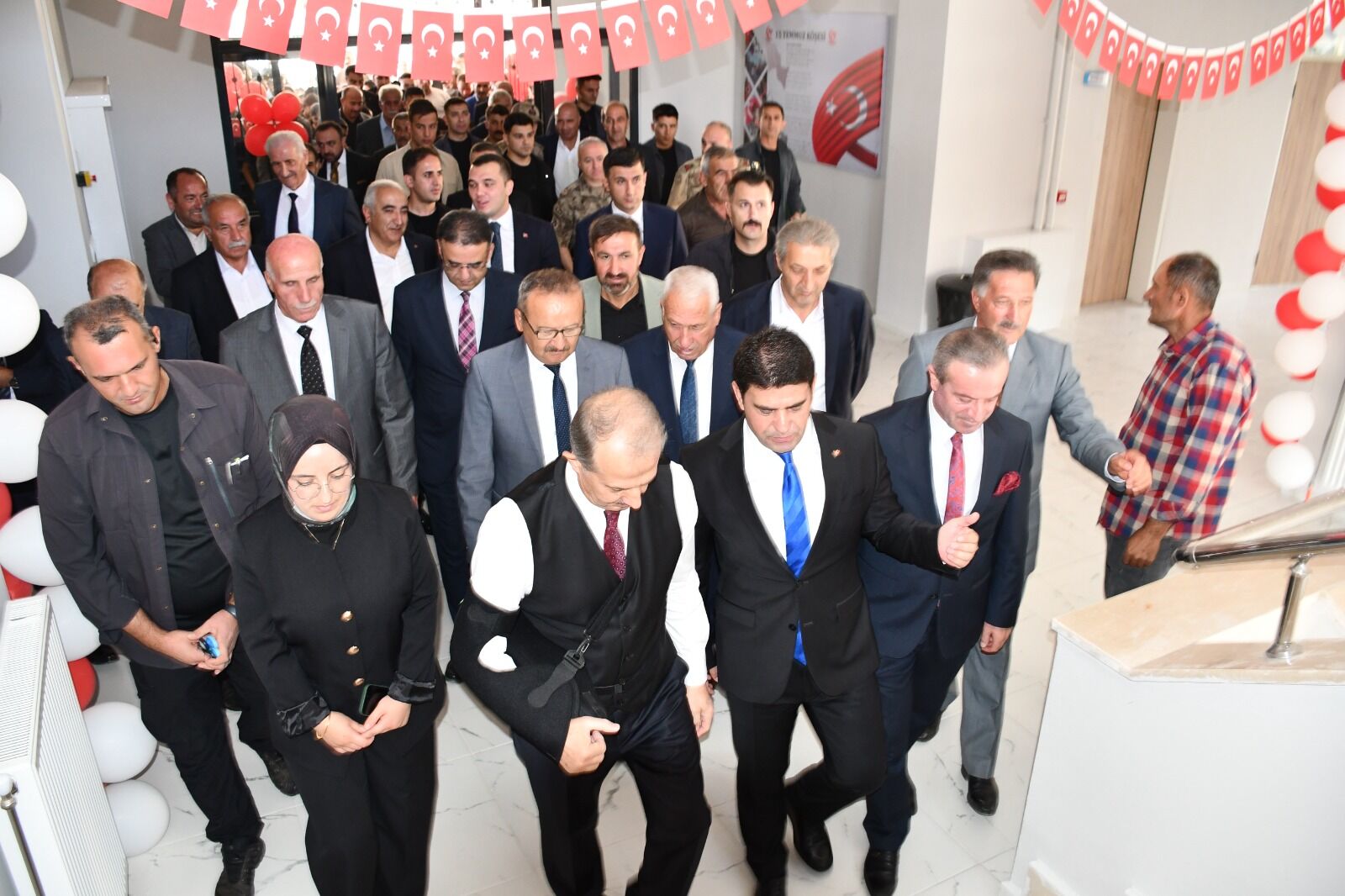 Hakkari Akçalı'da yen okul ve ilk ders heyecanı