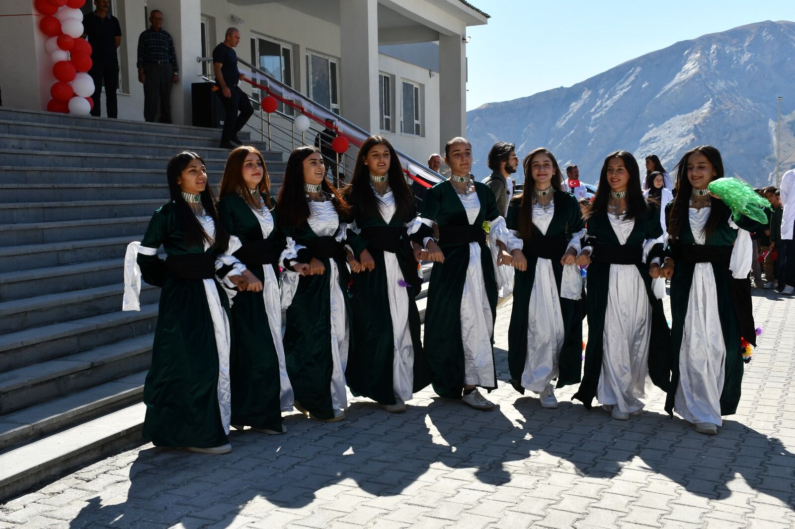 Hakkari Akçalı'da yen okul ve ilk ders heyecanı