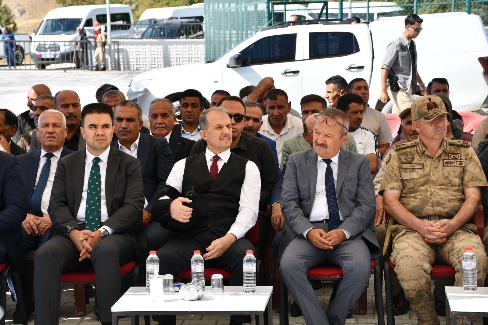 Hakkari Akçalı'da yen okul ve ilk ders heyecanı