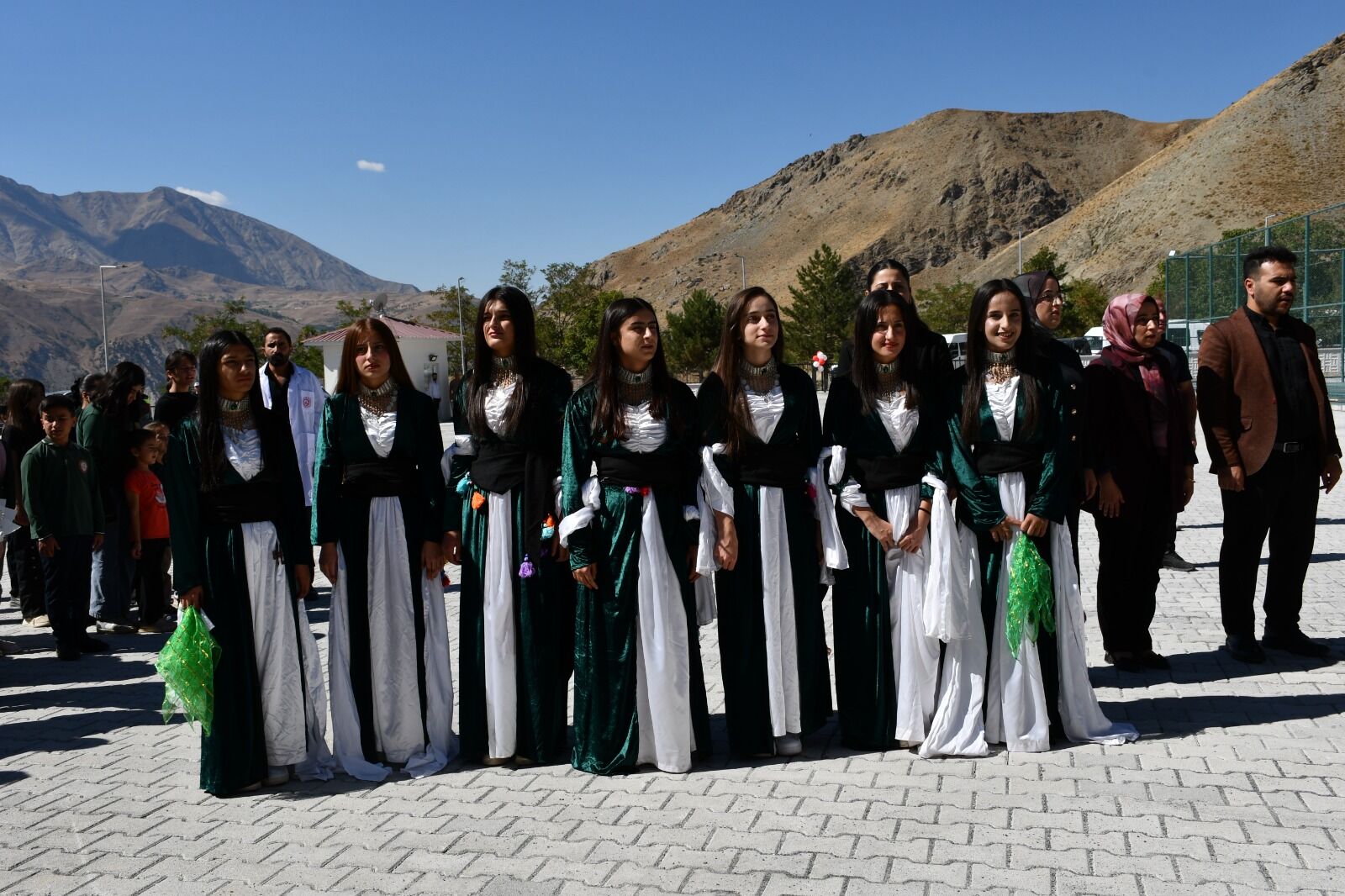 Hakkari Akçalı'da yen okul ve ilk ders heyecanı