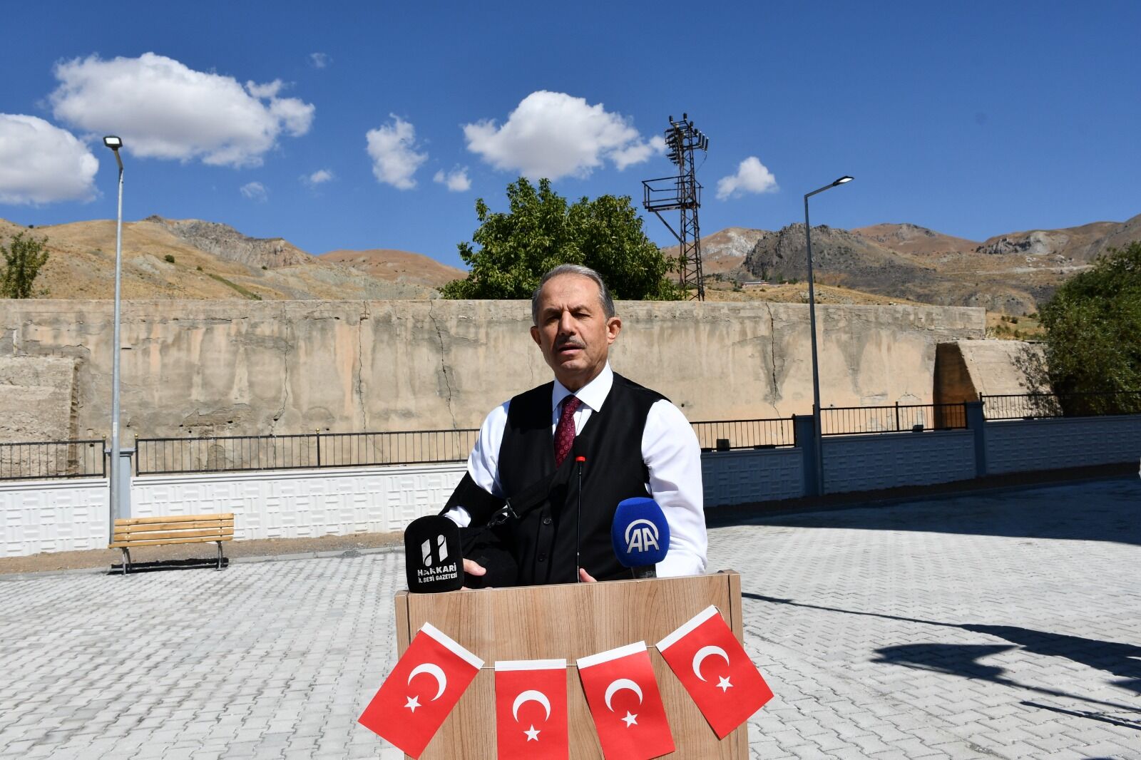 Hakkari Akçalı'da yen okul ve ilk ders heyecanı