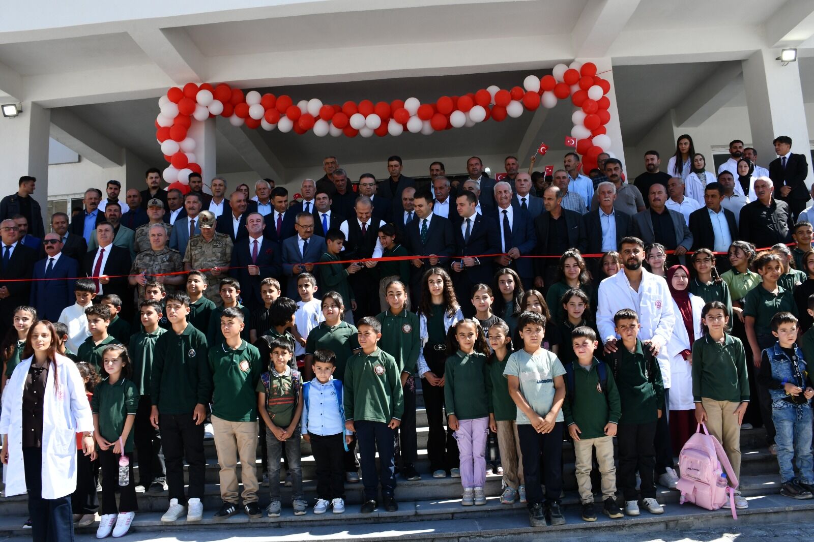 Hakkari Akçalı'da yen okul ve ilk ders heyecanı