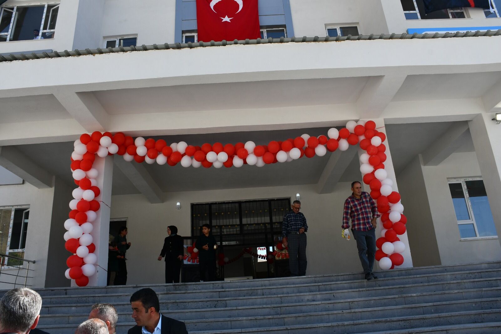 Hakkari Akçalı'da yen okul ve ilk ders heyecanı