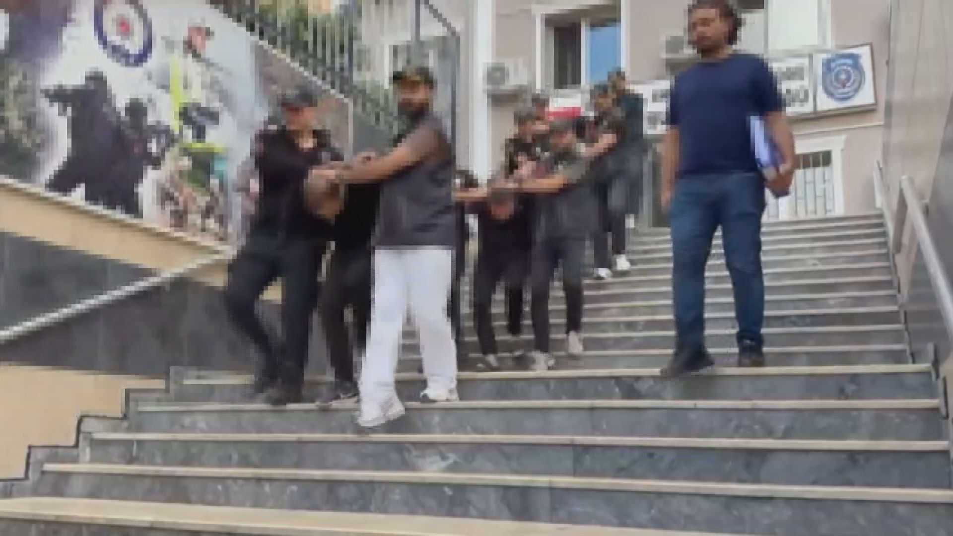 Kağıthane'de servis araçlarını yakan 9 kişi tutuklandı