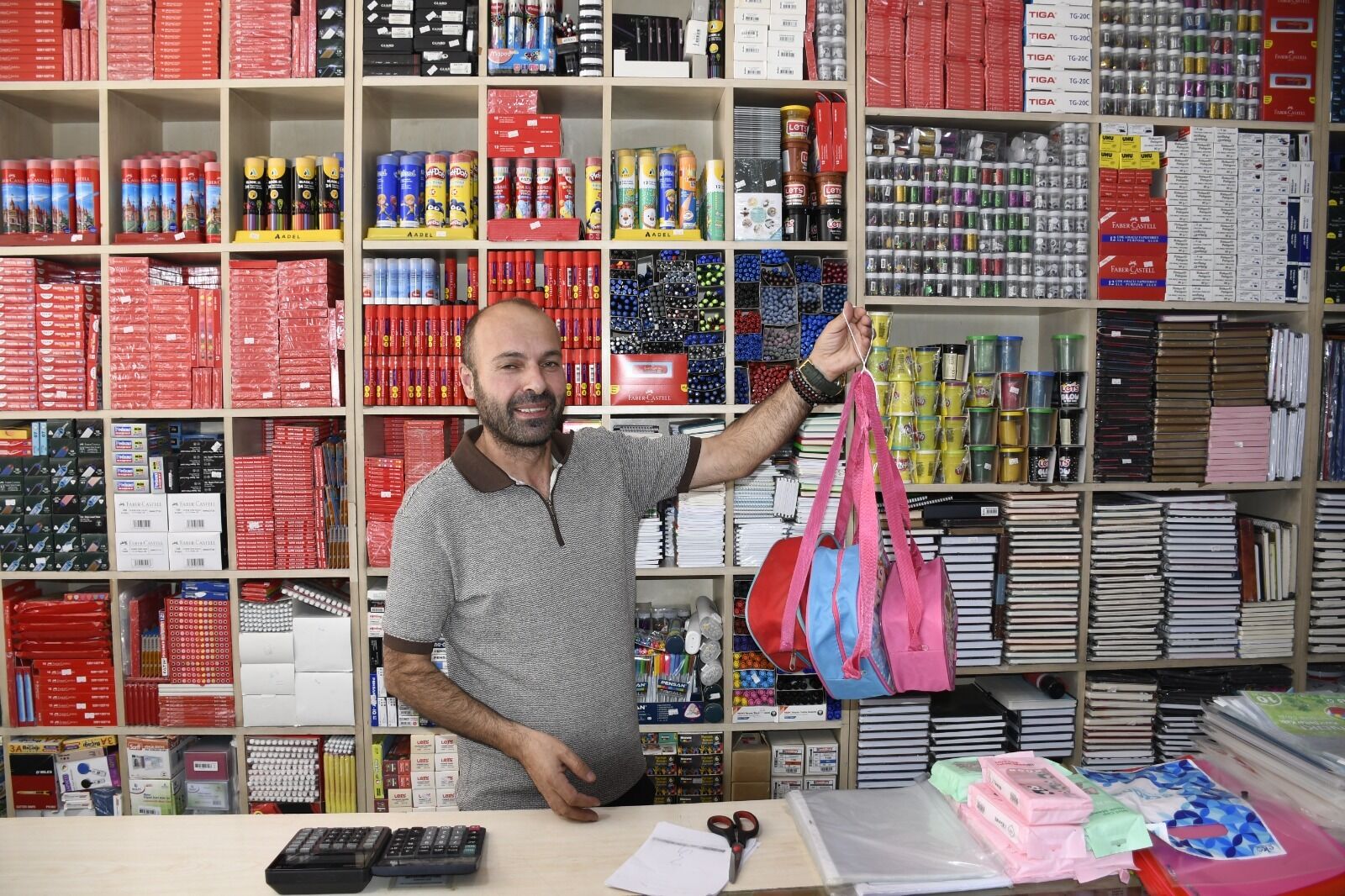 Hakkari’de kırtasiyeci de veli de şikayetçi