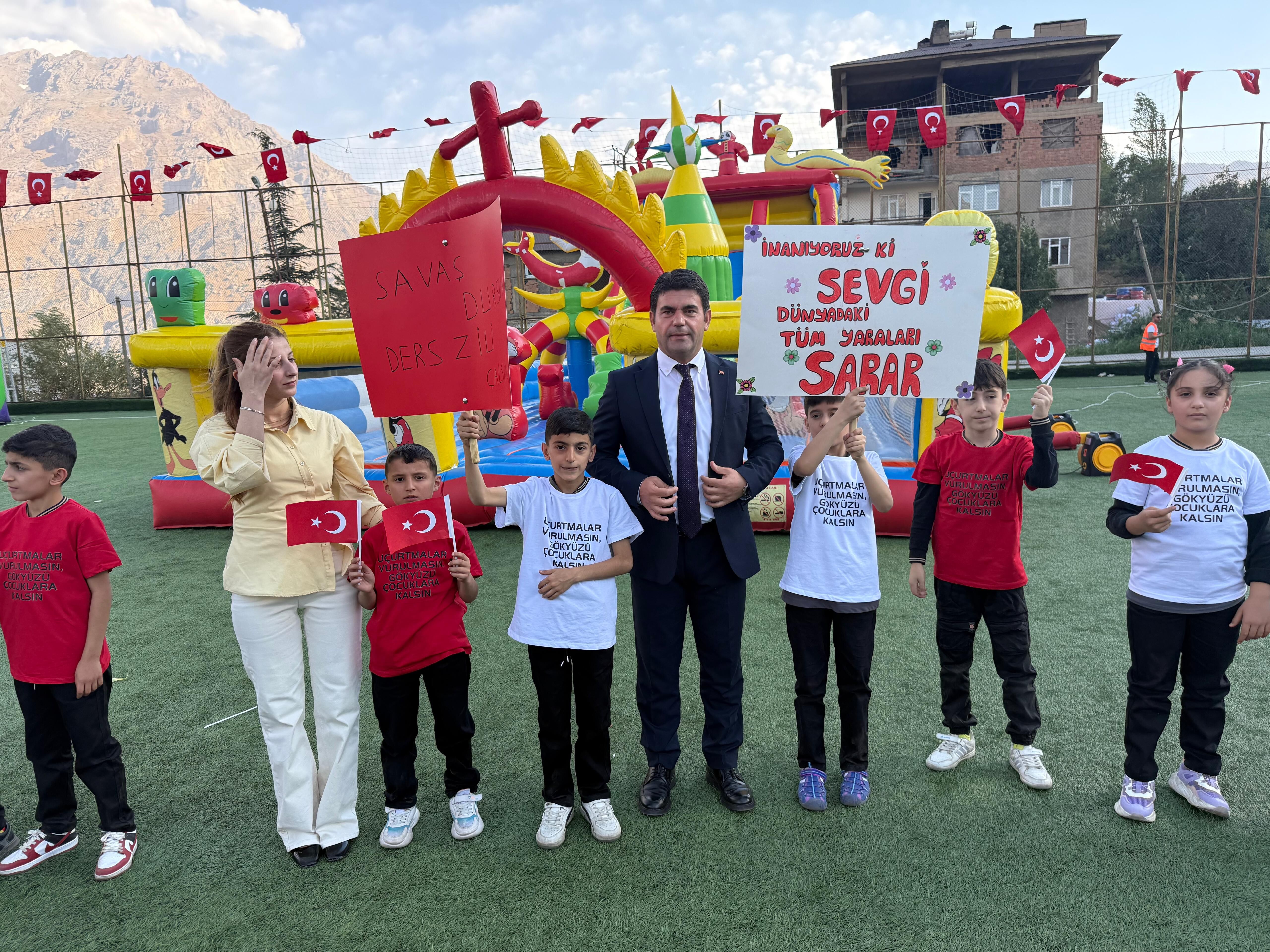 Hakkari’de yüzlerce uçurtma Gazze’deki çocuklar için havalandı