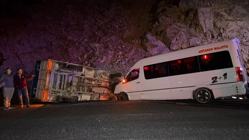 Giresun'da minibüs ile kamyonet çarpıştı: 23 yaralı