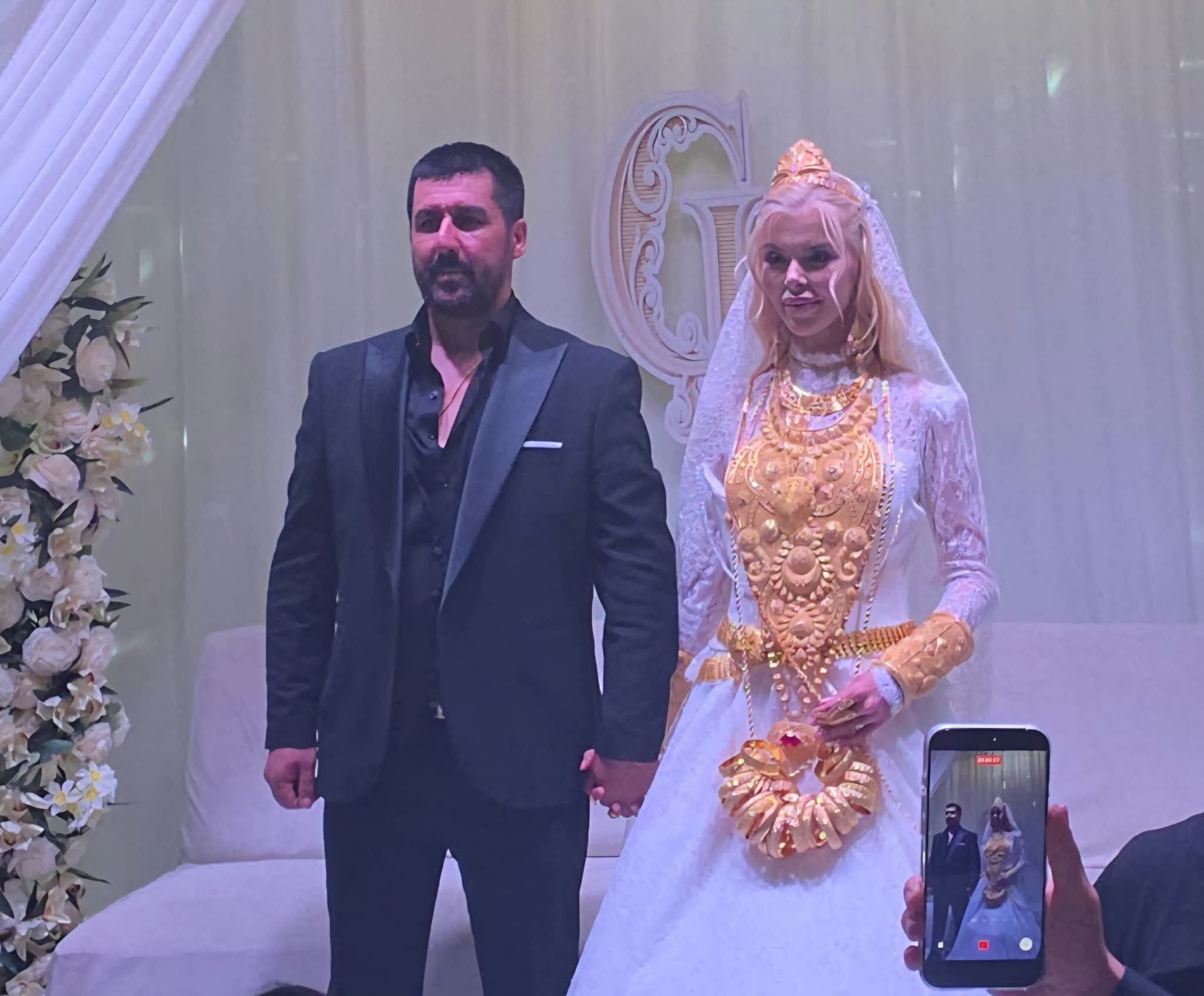 Van'daki düğünde takılan altınlar odunluktan çıktı