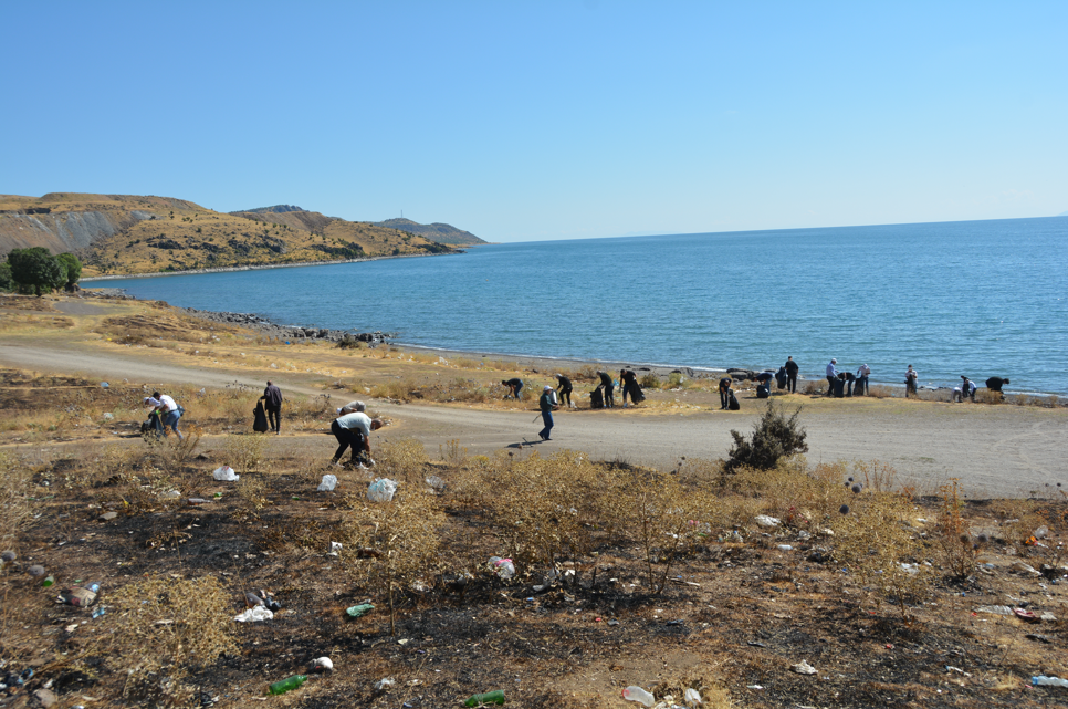 Van Golu Kiyisindaki Temizlik Etkinliginde 4 Ton Cop Toplandi (4)