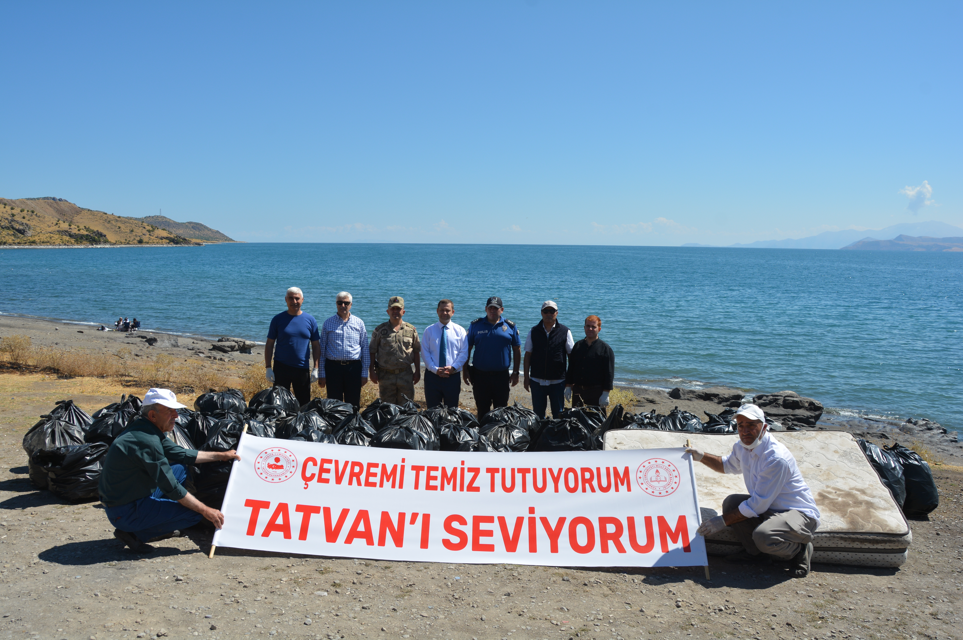 Van Golu Kiyisindaki Temizlik Etkinliginde 4 Ton Cop Toplandi (5)