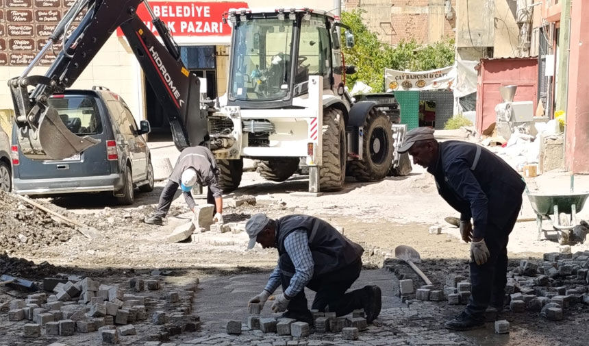 Hakkari’de bozulan betonit taşlar yenileniyor