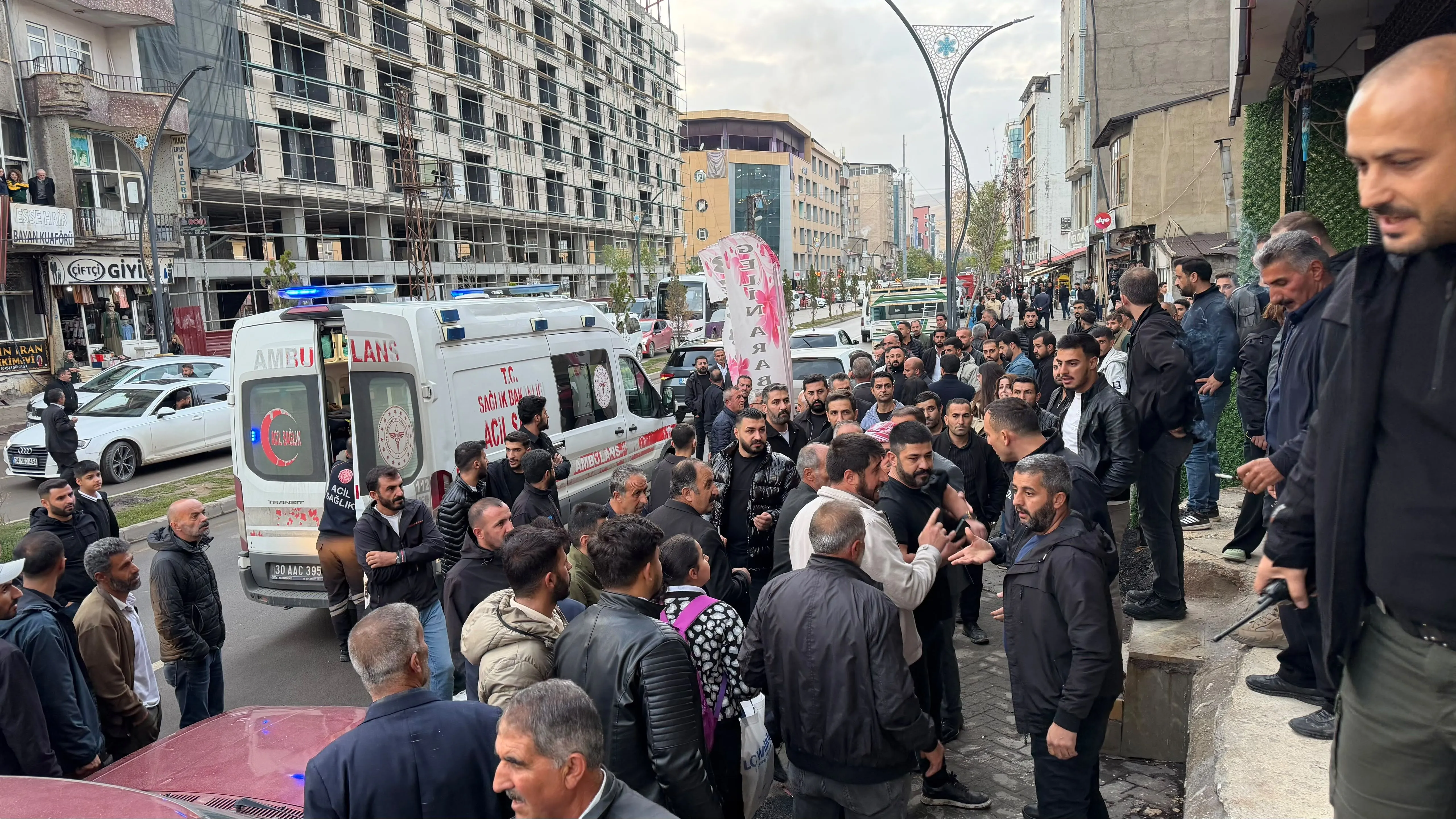 Hakkari'de iki grup arasında bıçaklı kavga: 3 yaralı
