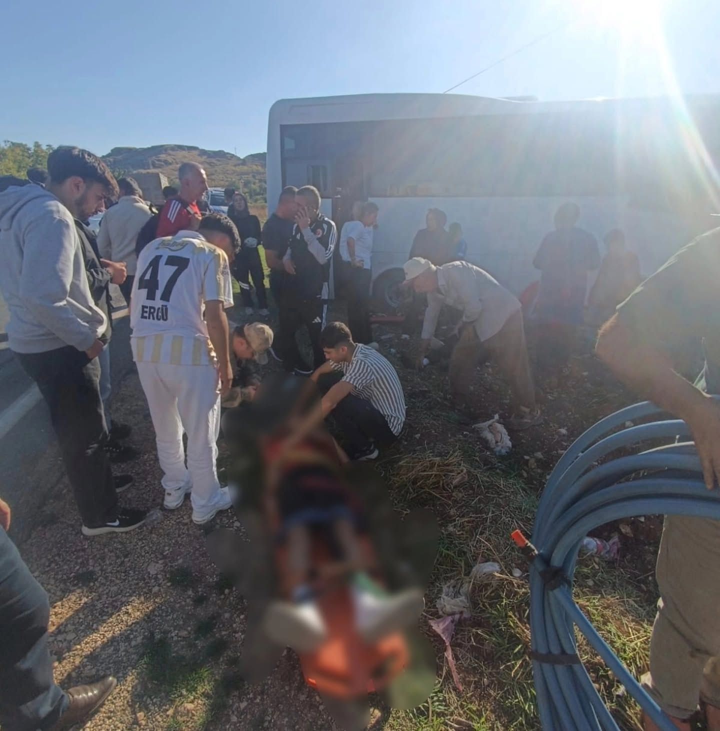 Hafif ticari araç ile midibüs çarpıştı; 4 yaralı
