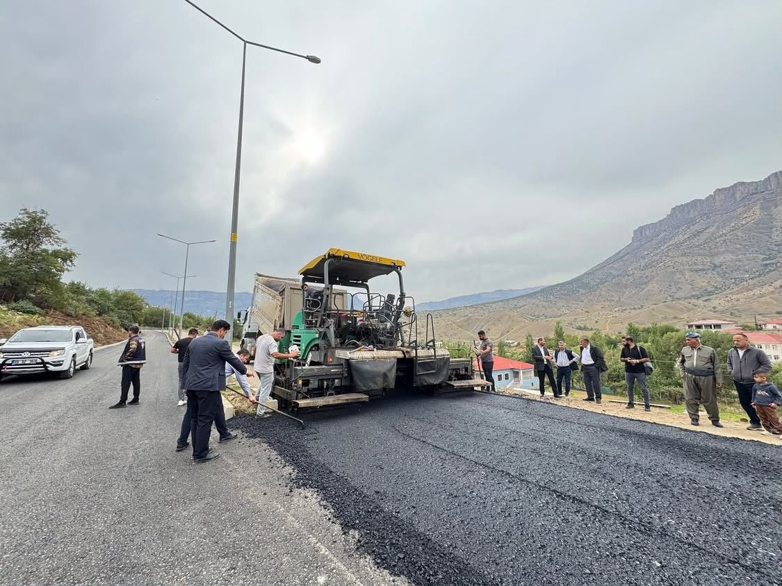 Derecik’te yollar yenileniyor: Sıcak asfalt çalışmaları başladı