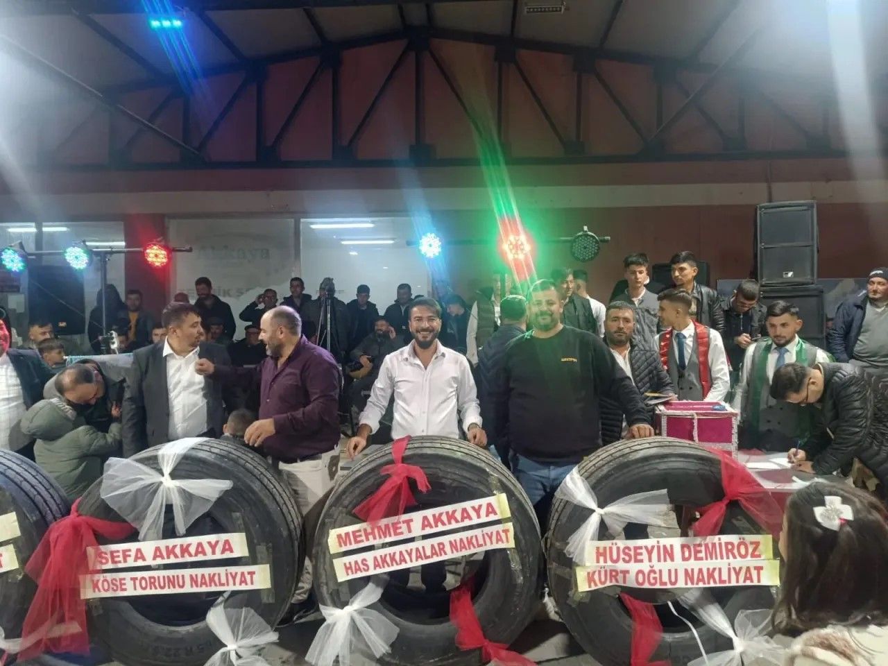 Düğünde damada kamyon lastiği hediye ettiler