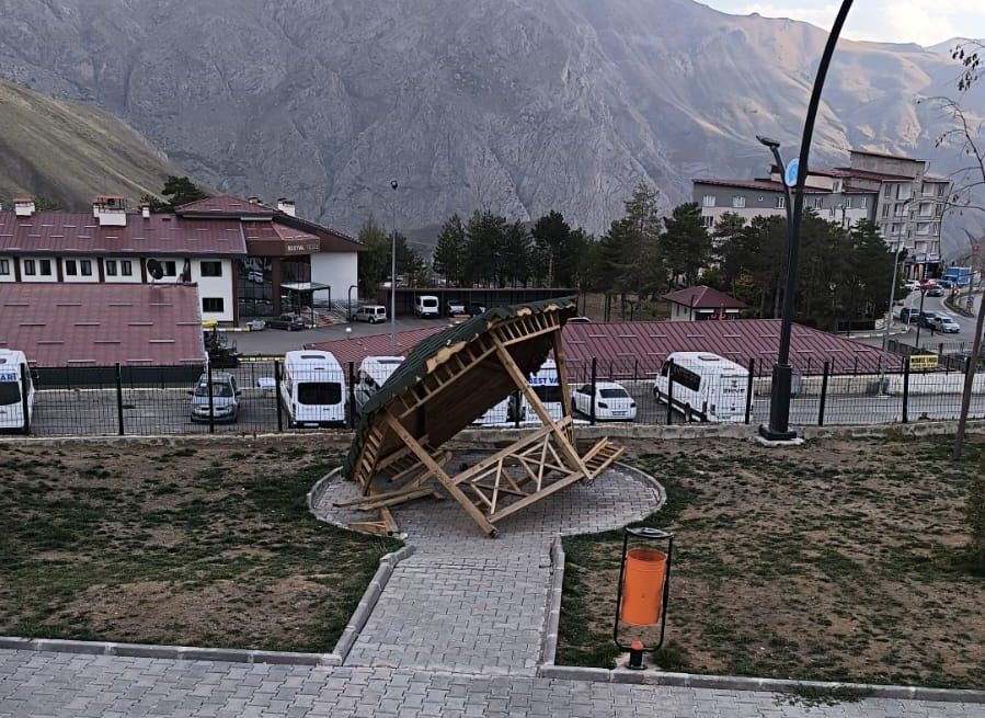 Hakkari’de yeni yapılan kamelyaya zarar verdiler