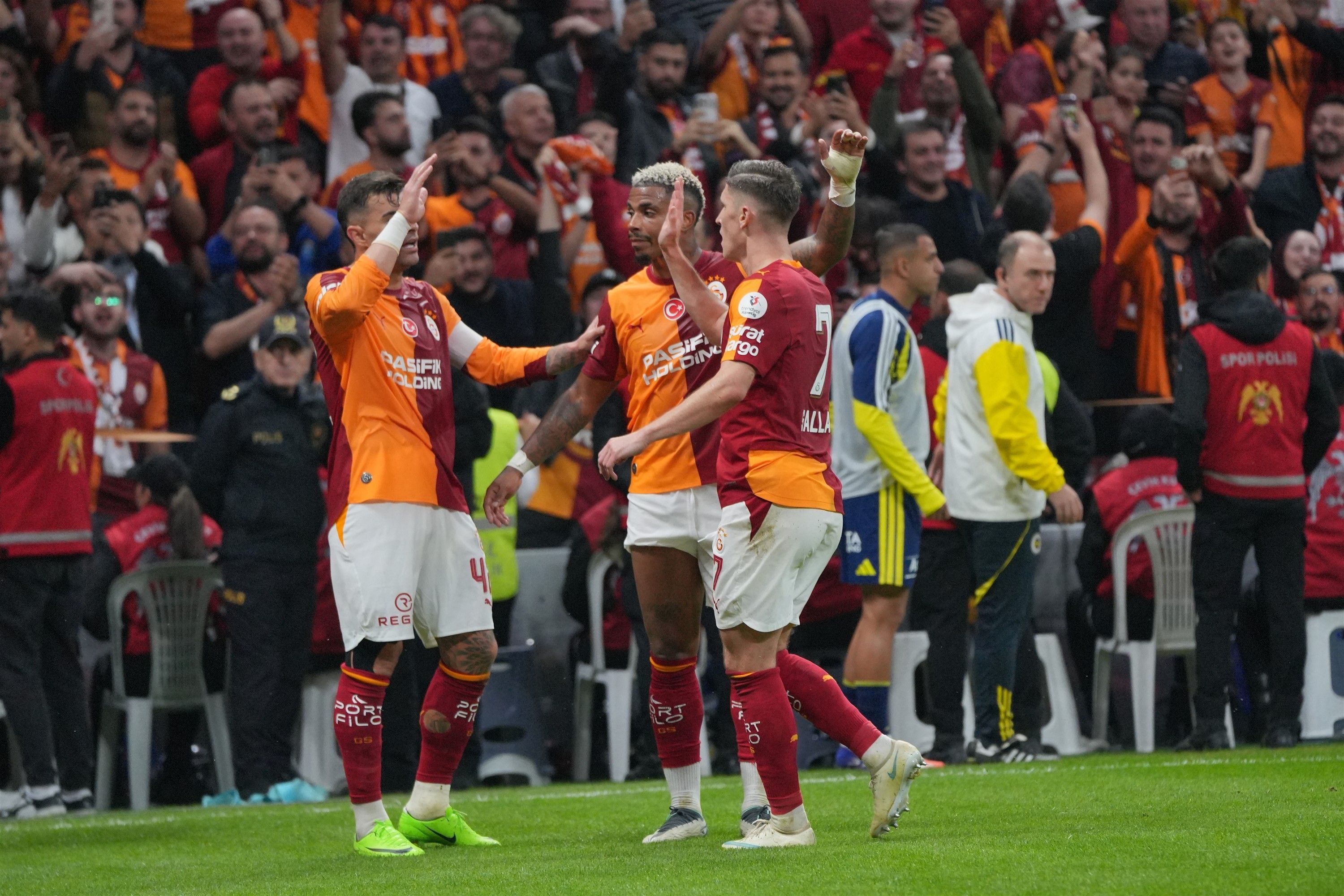 Galatasaray derbide evinde güldü, zirvede seriyi sürdürdü