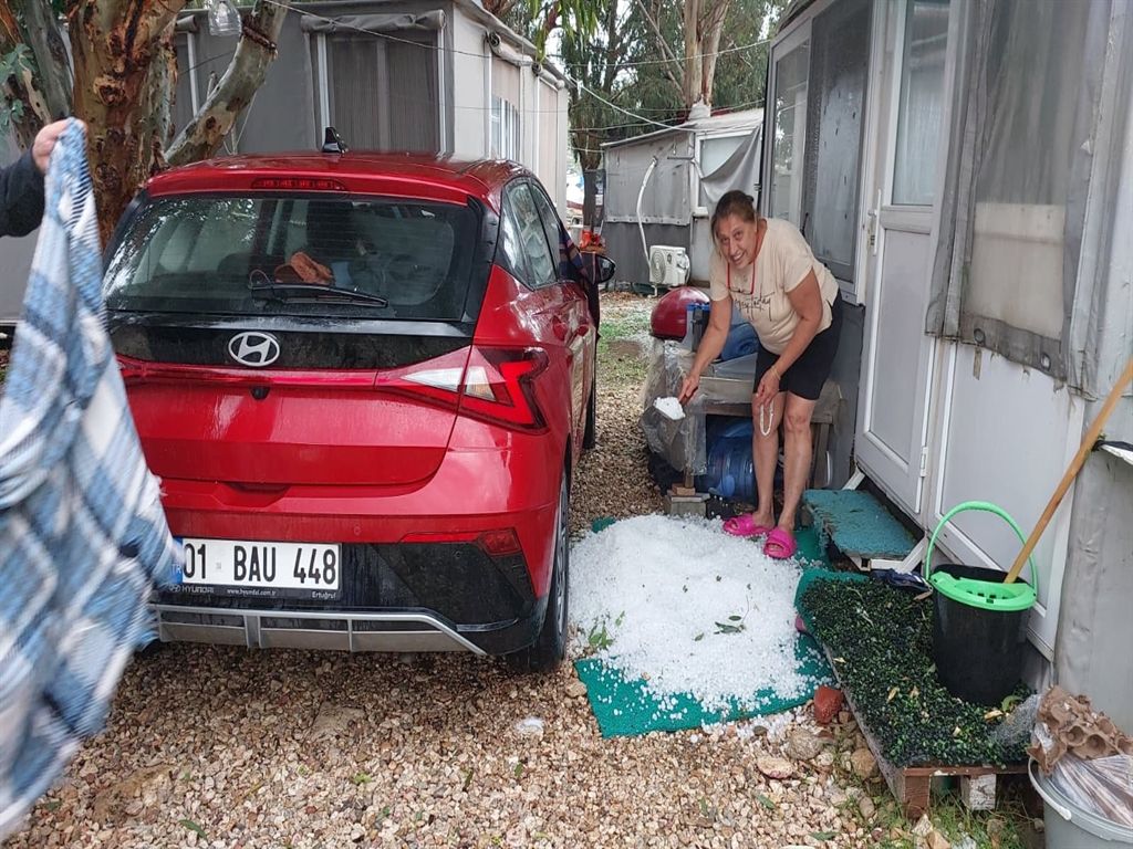 Mersin'de dolu yağdı