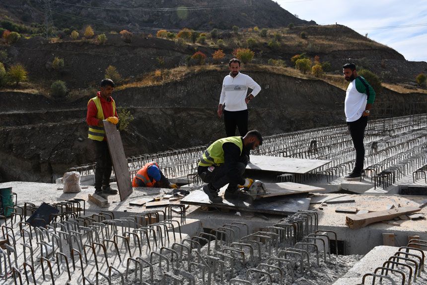 Hakkari-Van yolundaki köprülerde hummalı çalışma