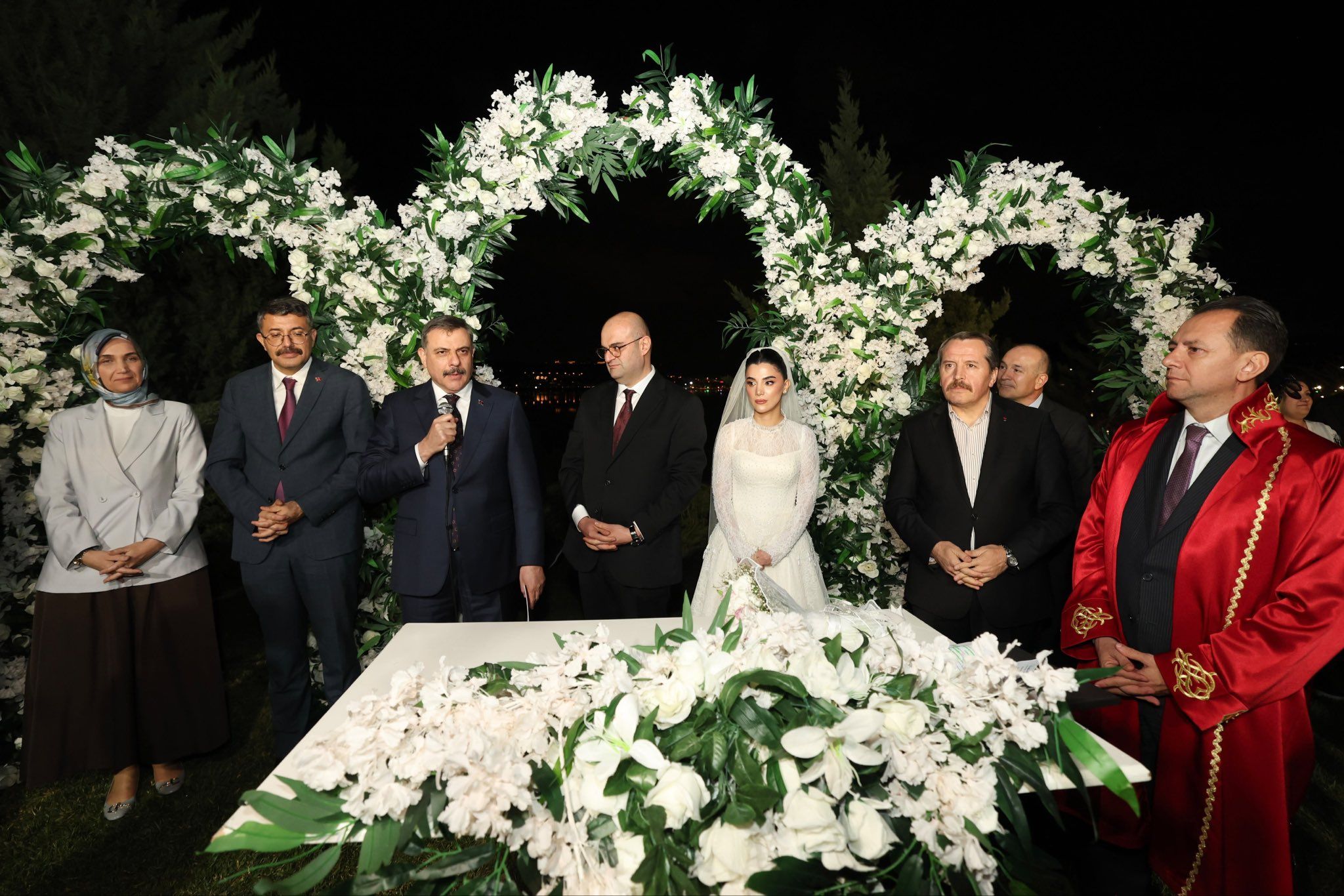 Hakkarili çiftin nikah şahitliğini Bakan ve çok sayıda bürokrat yaptı
