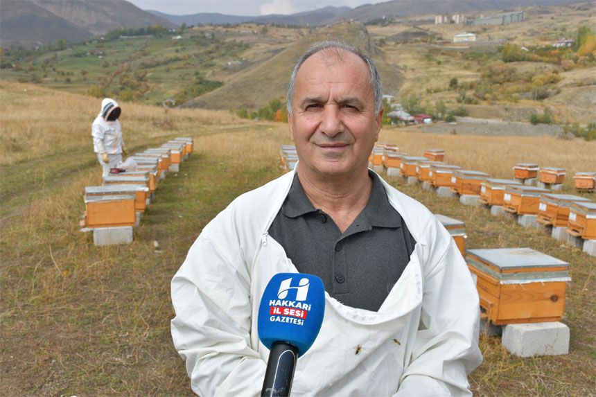 Hakkarili arıcı kadınların ilk bal hasadı heyecanı