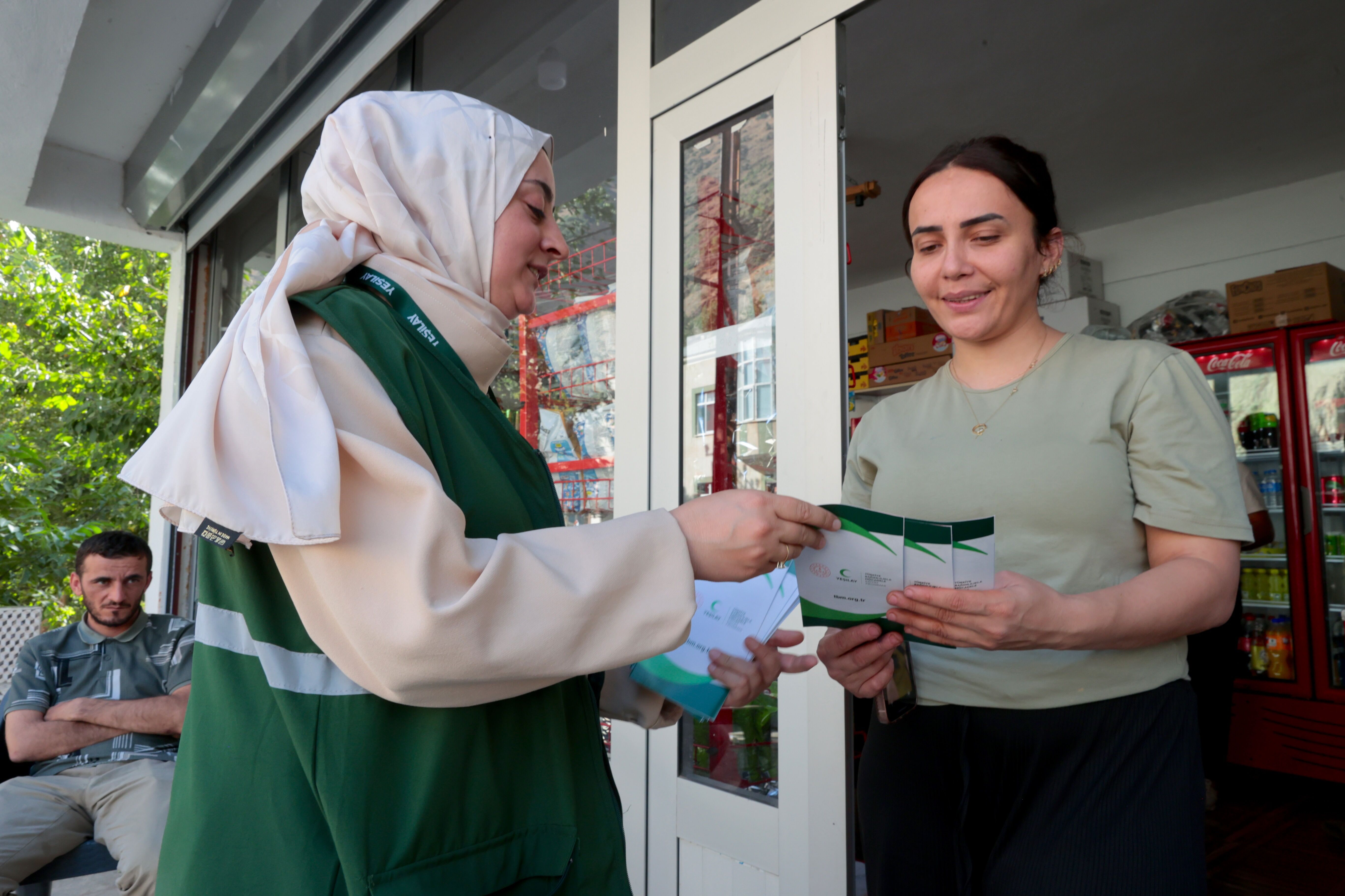 Yeşilay Hakkari'de köy köy bağımlılıkla mücadele ediyor