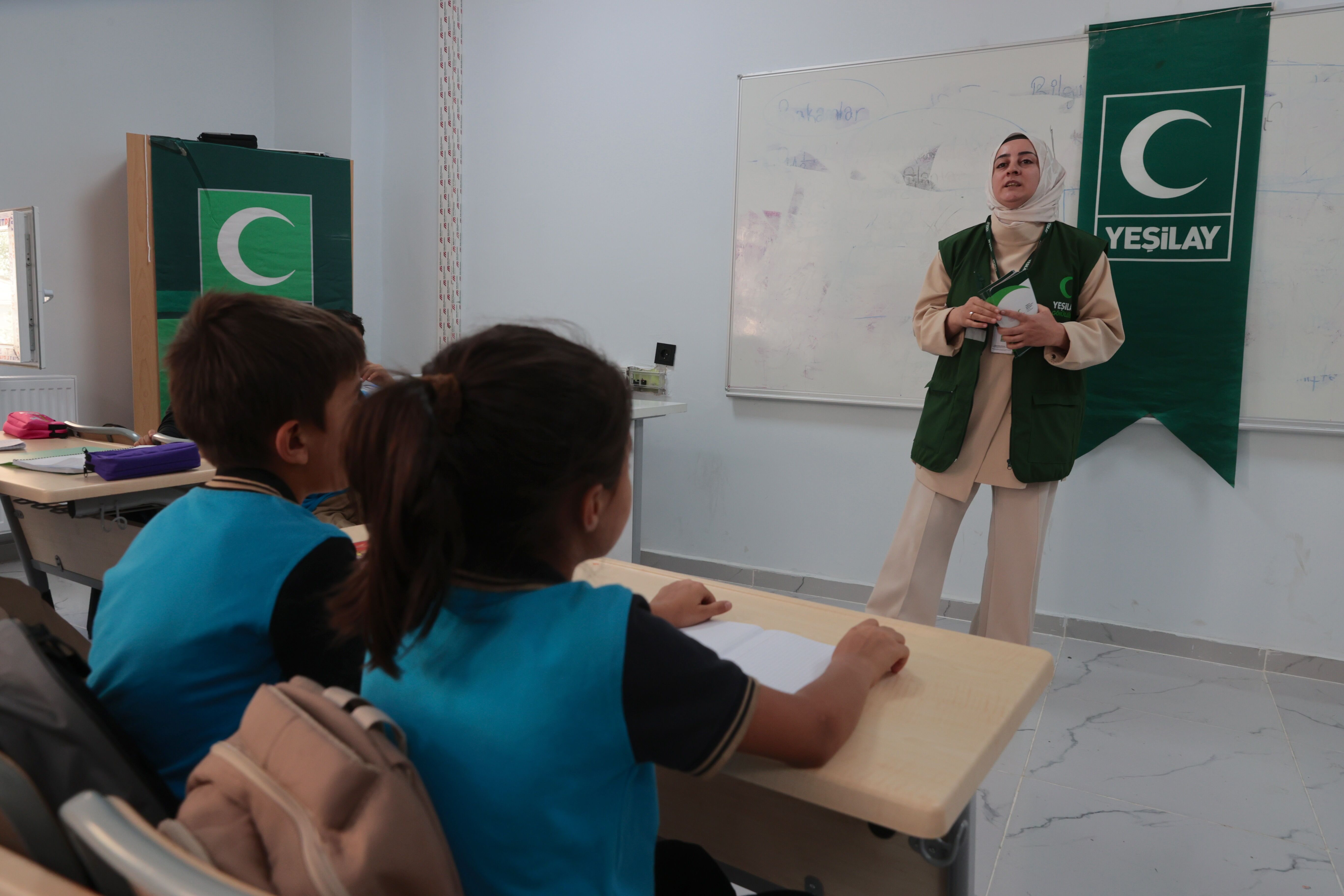 Yeşilay Hakkari'de köy köy bağımlılıkla mücadele ediyor