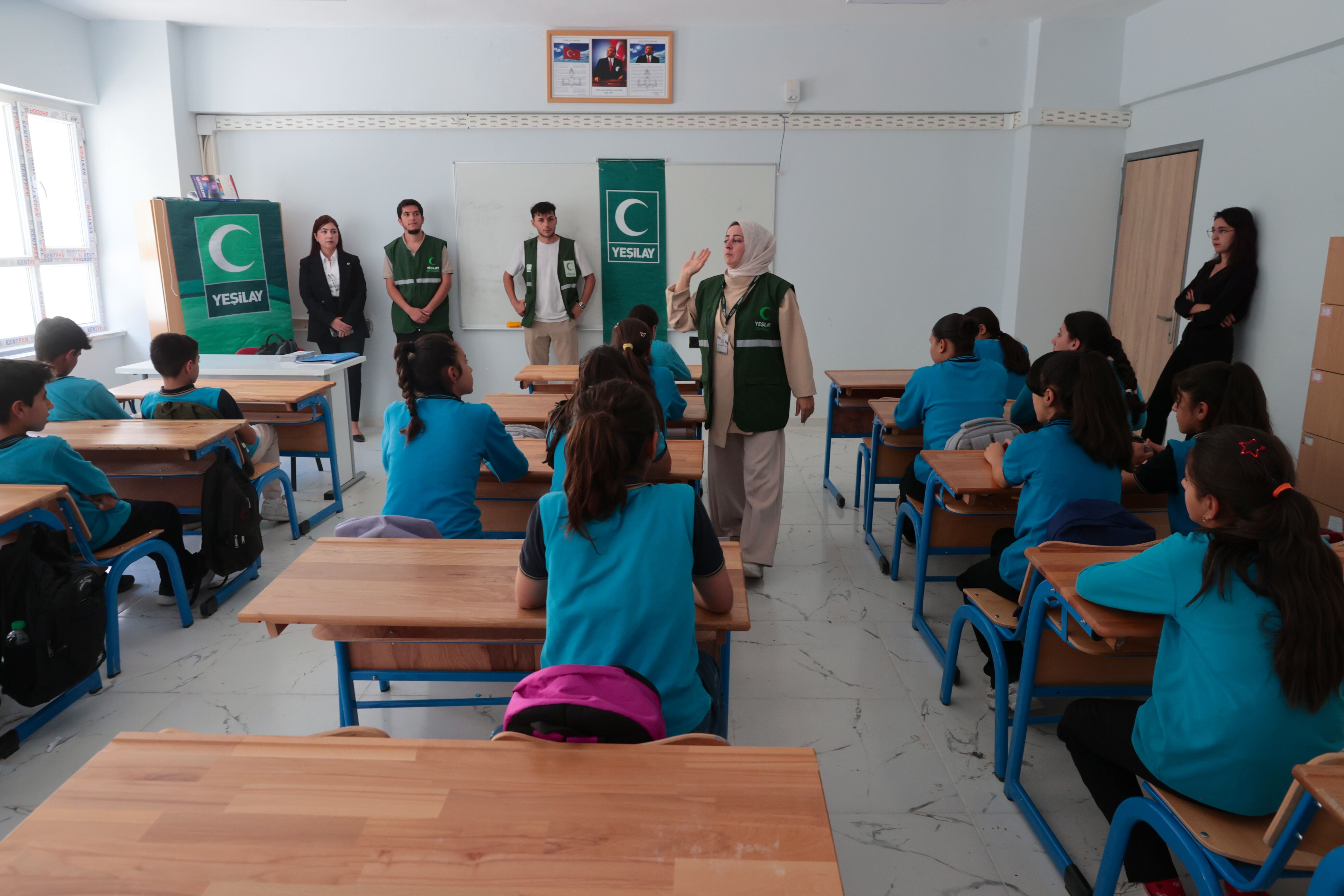 Yeşilay Hakkari'de köy köy bağımlılıkla mücadele ediyor