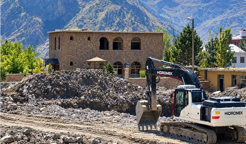Hakkari Evi itirazlara rağmen yıkıldı